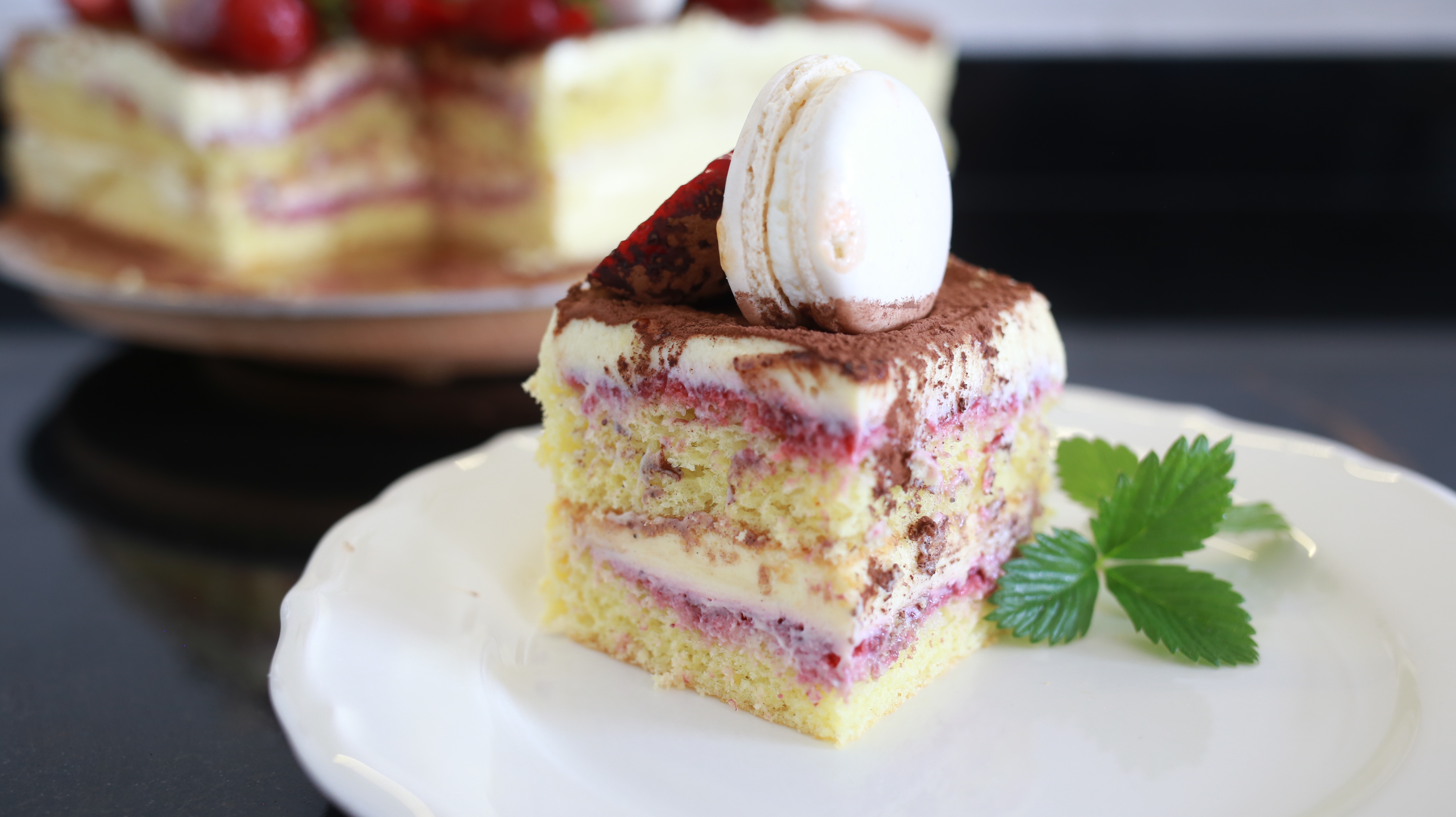 orchideli, przepis na tiramisu truskawkowe, jak zrobić truskawkowe tiramisu, lekki tort owocowy, tort urodzinowy z truskawkami