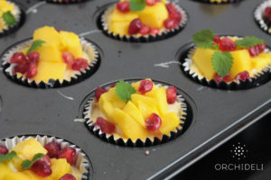 serniczki z oreo, mango i granatem dekorowane melisą