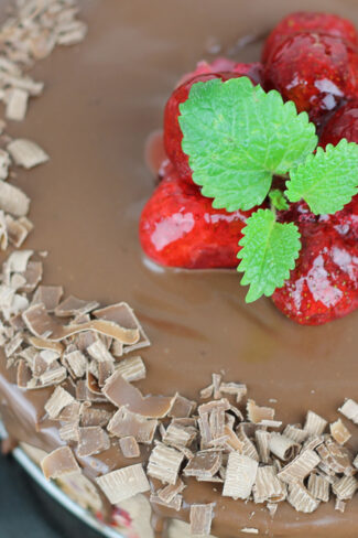Tort z musem czekoladowym i truskawkami, tort czekoladowy z truskawkami