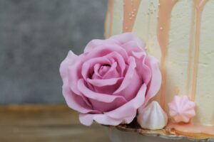 Róża z lukru, Jagodowy tort urodzinowy z piwonią i różą, orchideli, jak zrobić cieniowaną, realistyczną różę z lukru, fondant rose