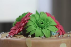 gerbery z lukru, orchideli, rożowe i zielone gerbery z lukru na tort urodzinowy, fondant gerbera, fondant flowers for birthday cake
