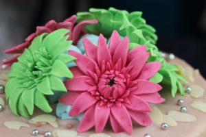gerbery z lukru, orchideli, rożowe i zielone gerbery z lukru na tort urodzinowy, fondant gerbera, fondant flowers for birthday cake