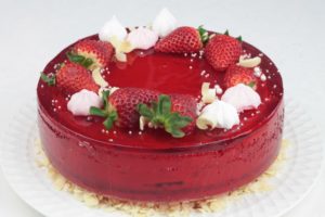Tort urodzinowy z wiśniową galaretką i truskawkami, Orchideli - tort urodzinowy oblany czerwoną galaretką wiśniową i udekorowany świezymi truskawkami i bezikami, tort urodzinowy z wiśniową galaretką i truskawkami