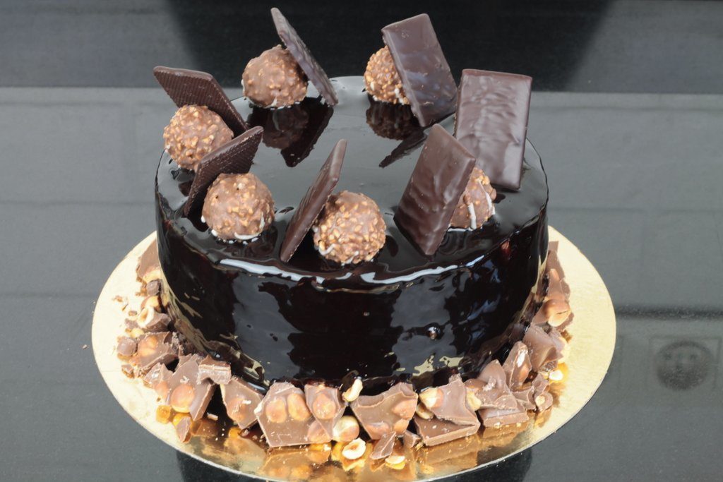 Tort czekoladowy z polewą lustrzaną mirror glaze, orchideli , tort czekoladowy z nutellą polany błyszczącą polewą czekoladową