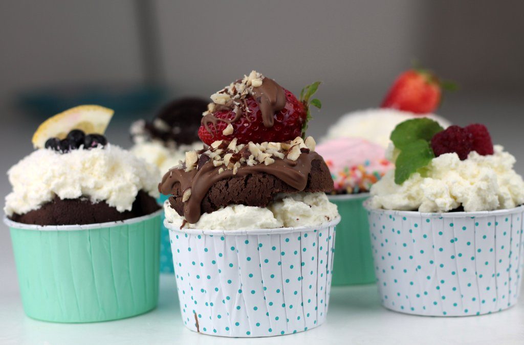 Jak udekorować muffinki za pomocą łyżki orchideli muffinki czekoladowe z bitą śmietaną truskawkami, jagodami, malinami