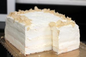 orchideli tort bezowy biały tort z bitą śmietaną na chrzciny, tort na chrzest dla chłopca tort na komunię