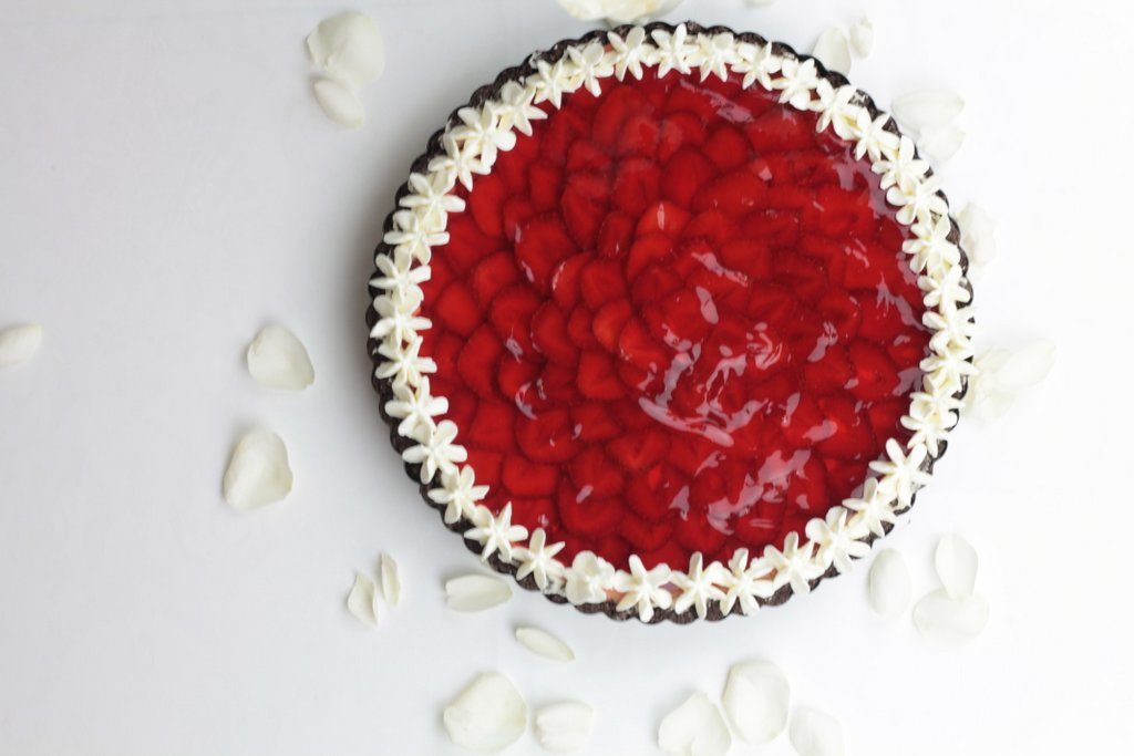 orchideli tarta czekoladowa z truskawkami i serkiem mascarpone, ciasto bez pieczenia z owocami i galaretką