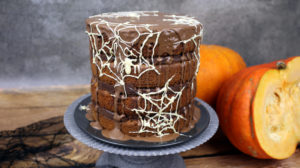 orchideli tort dyniowy na halloween przekładany ganache z gorzkiej i mlecznej czekolady, tort dyniowy z czekoladą