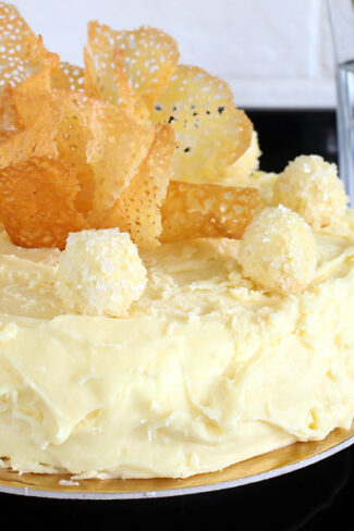 orchideli Tort makowo-pomarańczowy z pomarańczowymi truflami i ciasteczkami koronkowymi, prosta dekoracja tortu