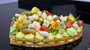 orchideli tort kruchy serce, w kształcie serca, z kremem waniliowym