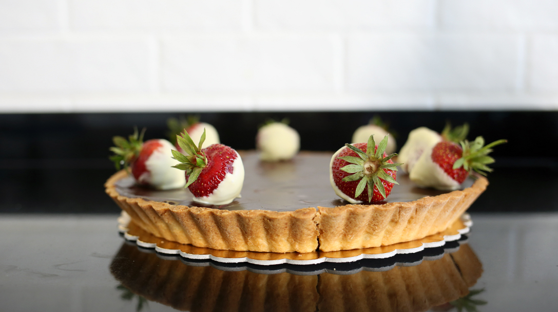 tarta czekoladowa z malinami, tarta truskawkowa, orchideli, tarta czekoladowa ze świeżymi truskawkami