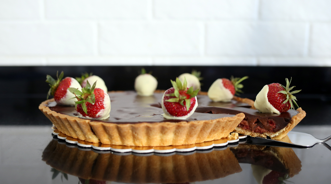 tarta czekoladowa z malinami, tarta truskawkowa, orchideli, tarta czekoladowa ze świeżymi truskawkami