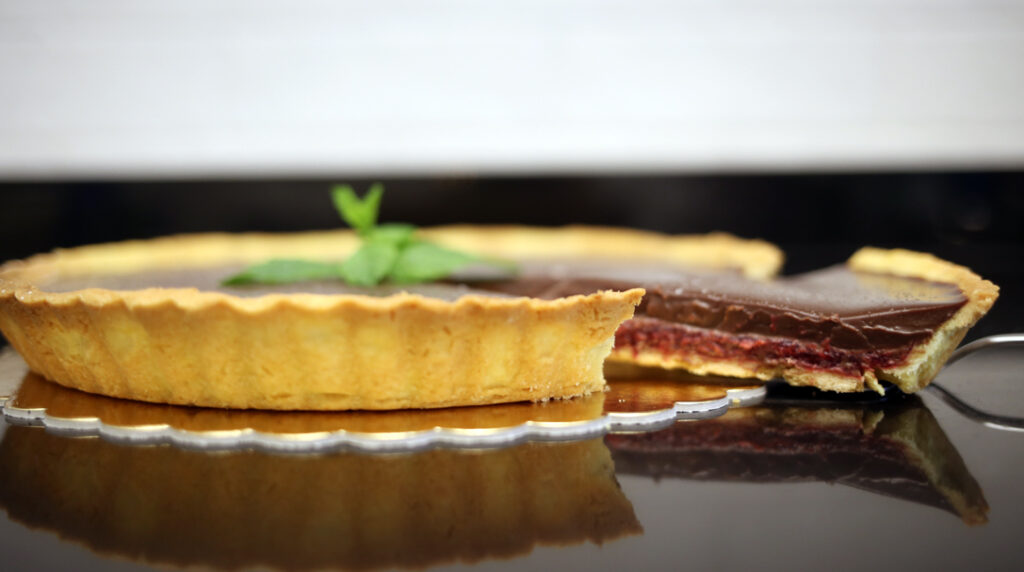 orchideli tarta czekoladowa z malinami, ciasto na słodki stół