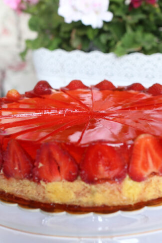 lekki torcik truskawkowy orchideli, przepis na ciasto z truskawkami