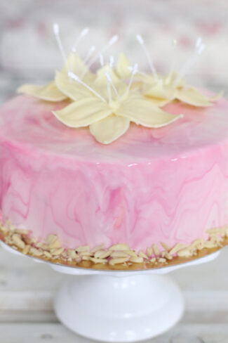 orchideli, tort malinowy marmurkowy, lekki tort z malinami i mascarpone, tort dla dzieci, na chrzciny dla dziewczynki