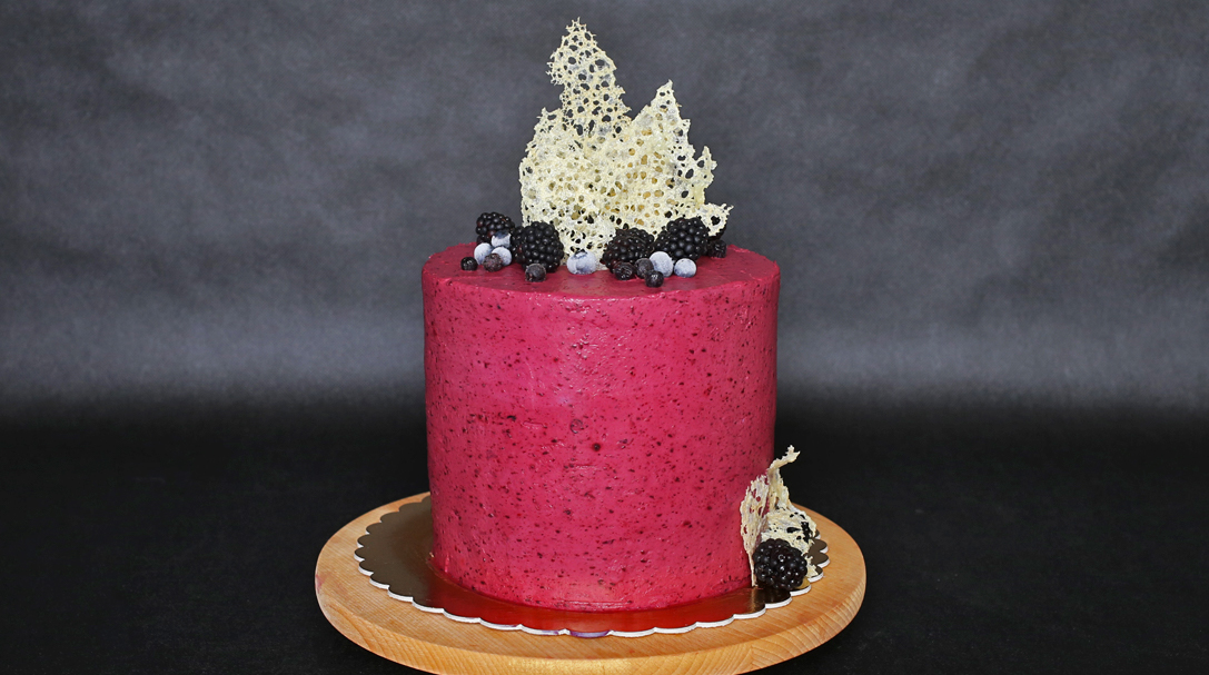 Tort jagodowo-jeżynowy orchideli tort jagodowo-jeżynowy, tort urodzinowy, tort z jeżynami, bez lukru plastycznego, bez masy cukrowej