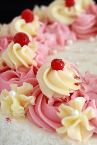 orchideli, przepis na tort malinowo-porzeczkowy, prosty tort urodzinowy dla dziecka