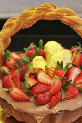 orchideli, wielkanocny koszyk, wielkanocna babka czekoladowa z truskawkami, czekoladowo-truskawkowa