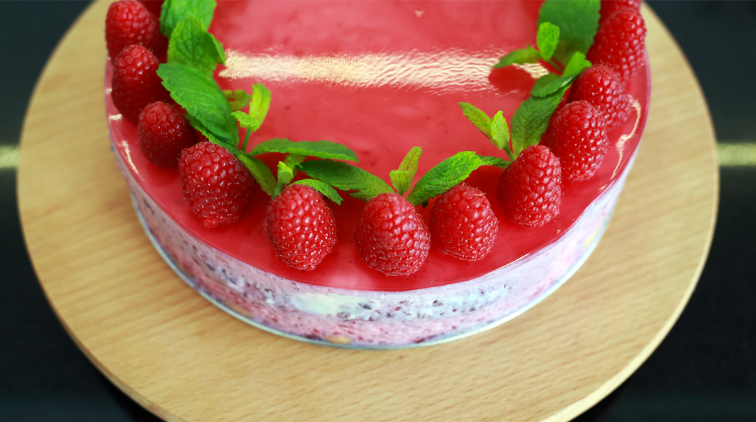 orchideli, malinowy sernik na zimno, bez pieczenia, lekkie ciasto, przepis na szybkie ciasto bez pieczenia