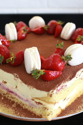 orchideli, przepis na tiramisu truskawkowe, jak zrobić truskawkowe tiramisu, lekki tort owocowy, tort urodzinowy z truskawkami