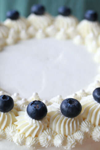 orchideli, przepis na tort urodzinowy bezglutenowy, dla dziecka, przepis bezglutenowy, tort urodzinowy z owocami i bitą śmietaną, tort bez lukru plastycznego, bez masy cukrowej