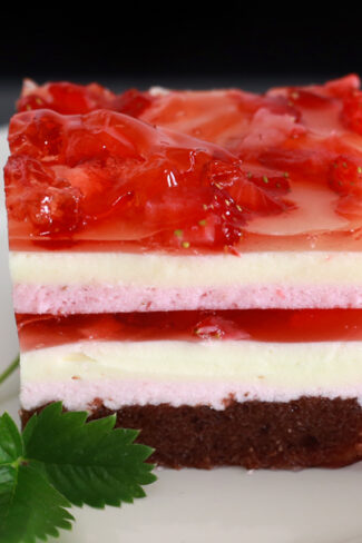 orchideli, przepis na truskawkowe ptasie mleczko, przepis na prosty tort urodzinowy dla dziecka, cprzepis na ciasto z truskawkami bez pieczenia, przepis na szybkie ciasto z truskawkami