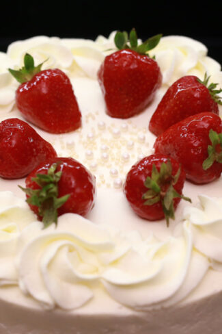 orchideli, przepis na tort czekoladowy z truskawkami, ciasto z truskawkami, tort urodzinowy dla dziecka, przepis na owocowy tort urodzinowy z bitą śmietaną, lekki tort owocowy