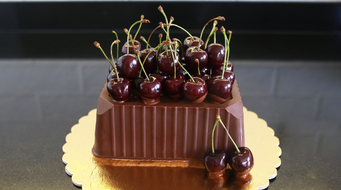 orchidei, przepis na torcik czekoladowy z wiśniami, przepis na tort czekoladowy, dla taty, dla chłopaka na urodziny
