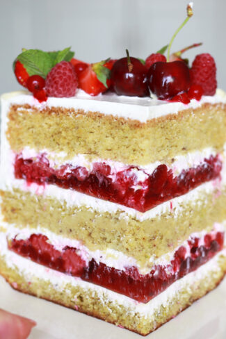 orchideli, przepis na tort pistacjowy z owocami, przepis na biszkopt pistacjowy, prosty tort z owocami, na urodziny dla dziecka