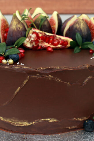 orchideli, przepis na tort mocno czekoladowy z malinami, dekorowany owocami
