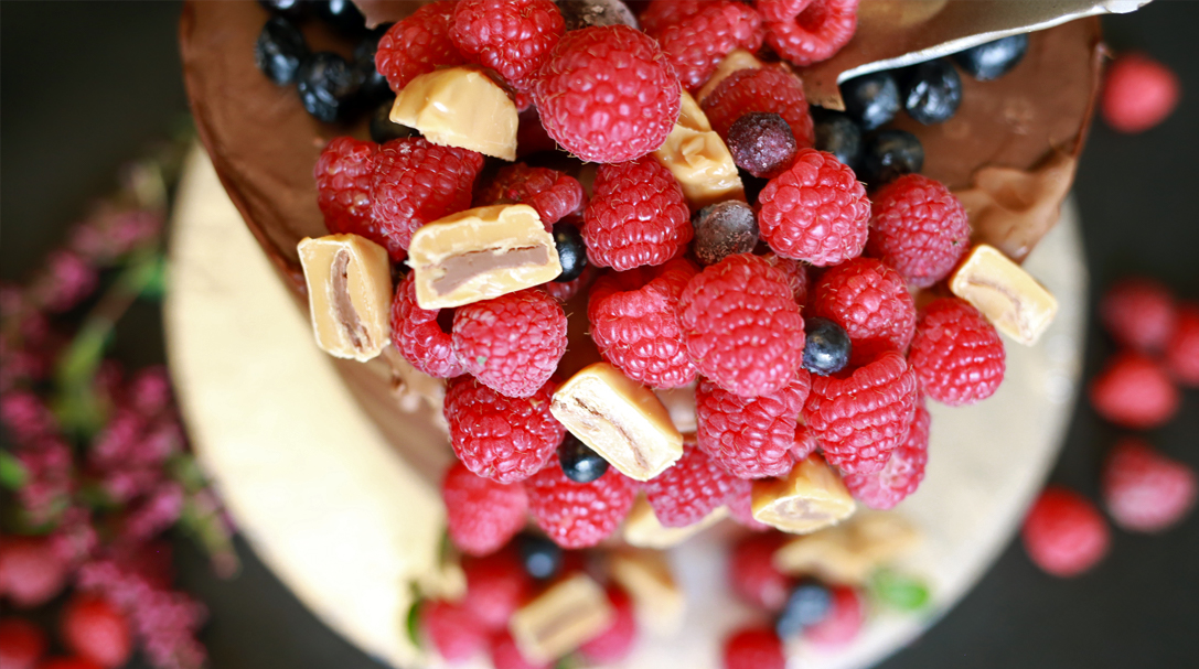 orchideli, przepis na tort pokryty czekoladą z malinami