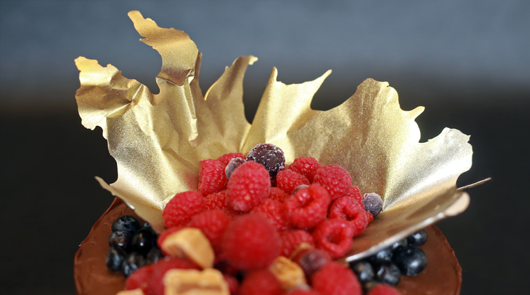 orchideli, przepis na tort czekoladowy z malinami, tort urodzinowy dla mężczyzny