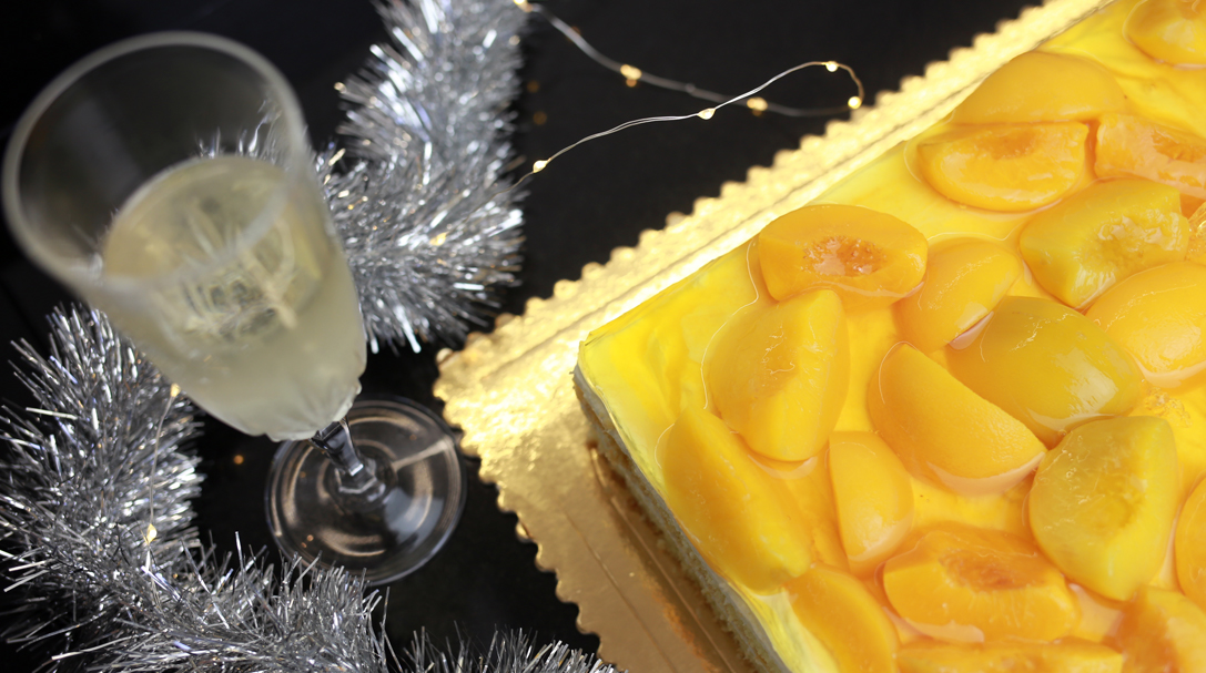 orchideli, przepis na szampańskie ciasto z brzoskwiniami