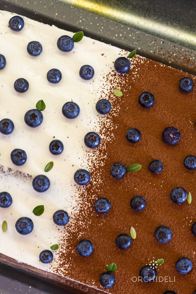 orchideli, przepis na ciasto czekoladowa szachownica z borówkami