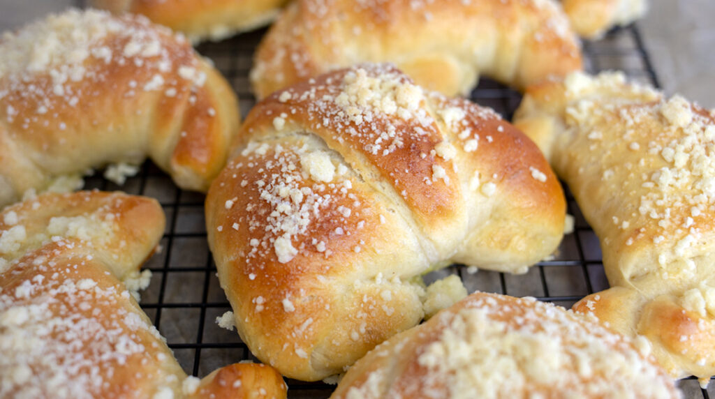 rogaliki drożdżowe z jagodami orchideli przepis na rogaliki drożdżowe 01