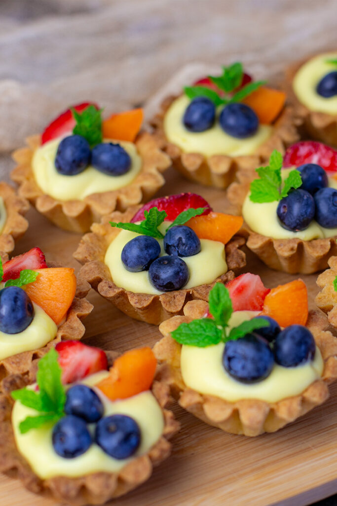 przepis na kruche babeczki z kremem i owocami Orchideli