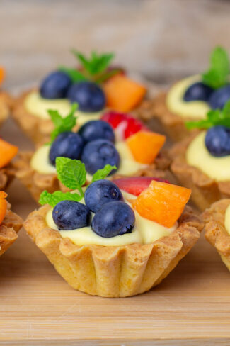 przepis na kruche babeczki z kremem i owocami Orchideli