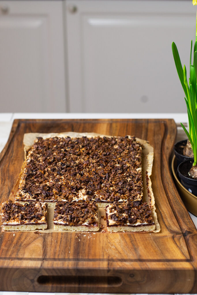 przepis na klasyczny mazurek z bezą i orzechami, mazurek na kruchym spodzie Orchideli