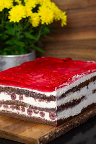 przepis na mięciutki biszkopt czekoladowy z wiśniami, bitą śmietaną i galaretką, przepis na ciasto szwarcwaldzkie Orchideli