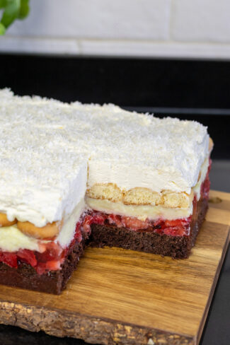 przepis na ciasto biszkopt z budyniem, galaretką, truskawkami i bitą śmietaną Orchideli