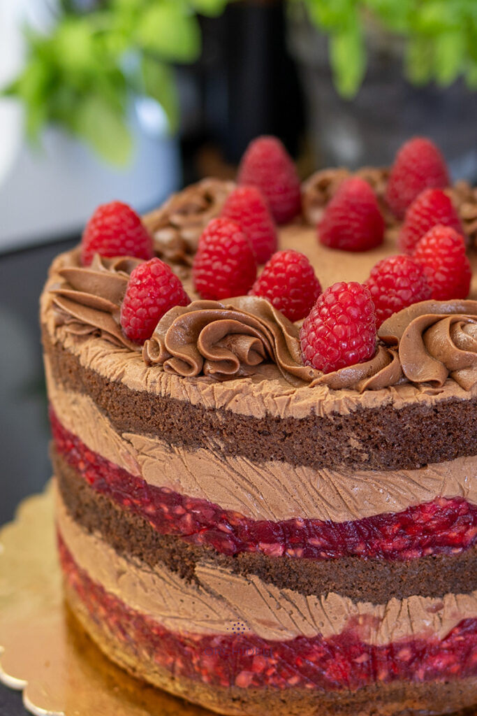 przepis na tort czekoladowy z malinami, przepis na prosty tort urodzinowy