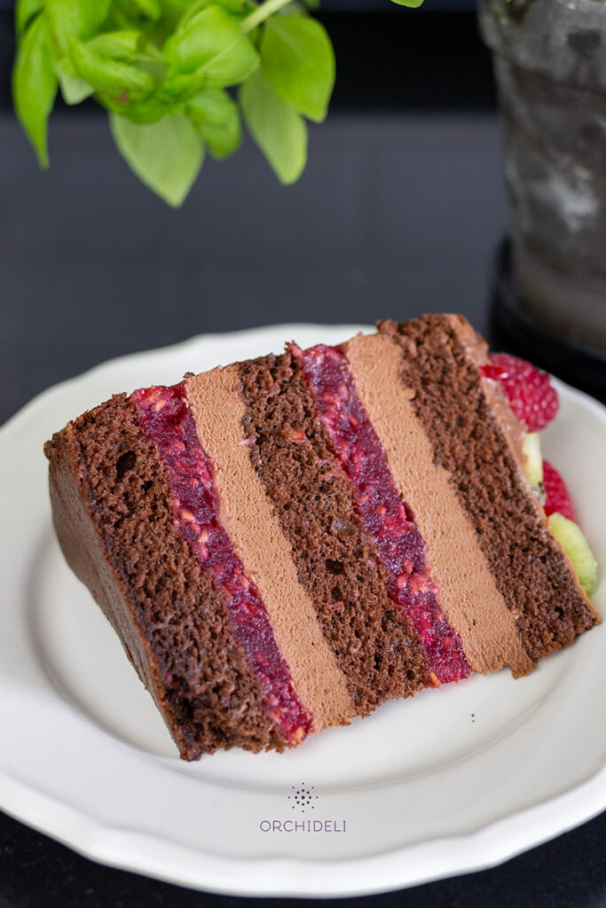 przepis na tort czekoladowy z malinami, przepis na prosty tort urodzinowy
