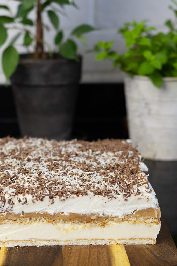 przepis na ciasto 3 bit bez pieczenia z kajmakiem i bitą śmietaną Orchideli