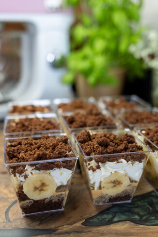 przepis na deserek czekoladowo-bananowy z kajmakiem