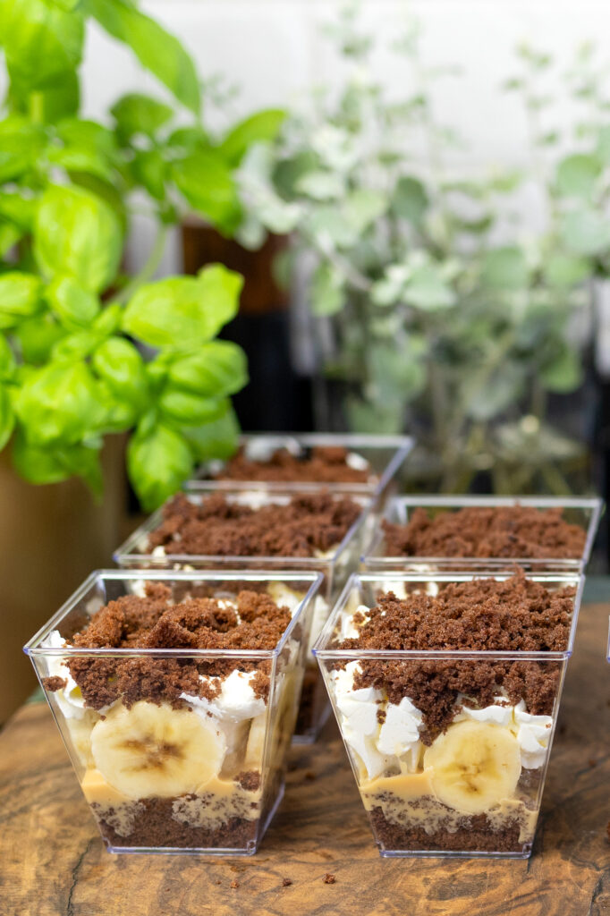 przepis na deserek czekoladowo-bananowy z kajmakiem na komunię, słodki stół