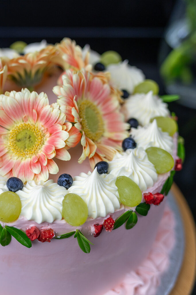 tort truskawkowy z białą czekoladą przepis na tort urodzinowy Orchideli