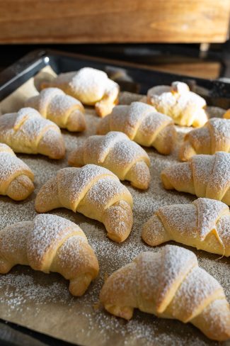 przepis na rogaliki zatapiane, drożdżowe rogaliki z marmoladą, Orchideli