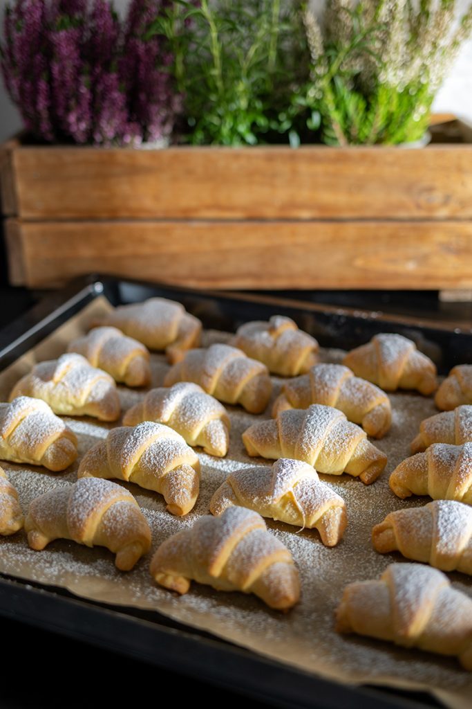 przepis na rogaliki zatapiane, drożdżowe rogaliki z marmoladą, Orchideli