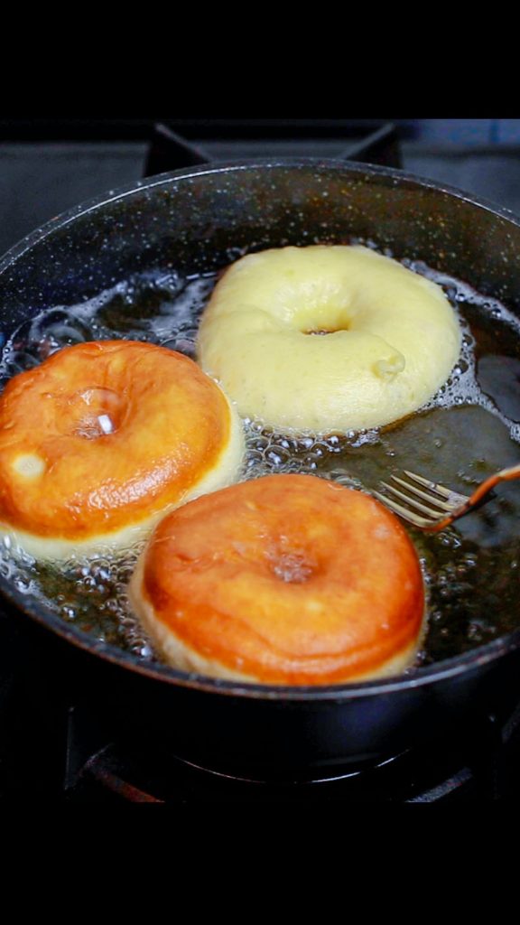 dlaczego tłuszcz się pieni podczas smażenia pączków