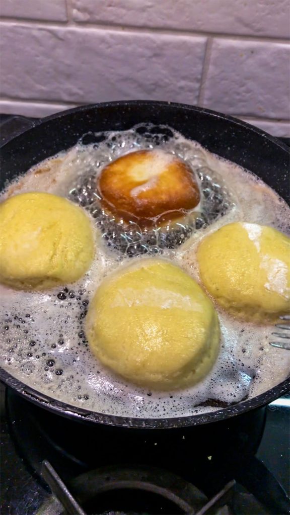 dlaczego tłuszcz się pieni podczas smażenia pączków